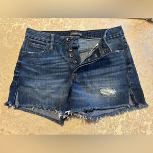 COPY - Abercrombie & Fitch distressed, 5 buttoned fly raw hem Shorts size 27